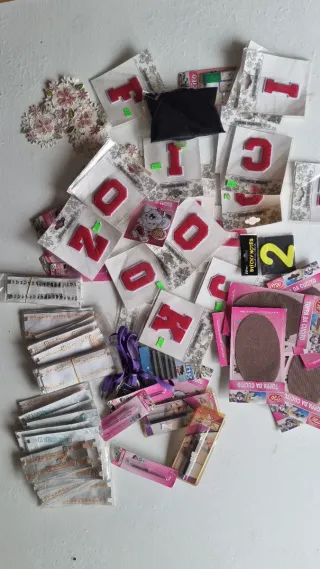 Lotto merceria 107 pezzi: toppe, aghi, ec