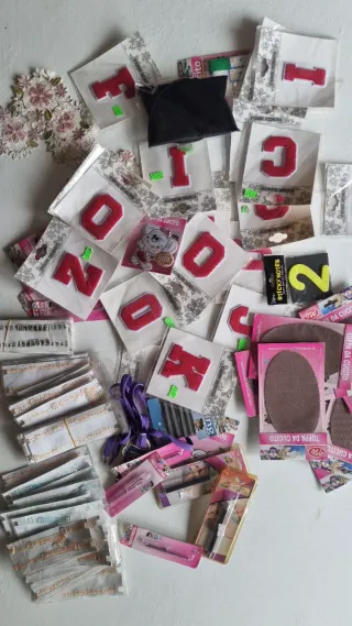 Lotto merceria 107 pezzi: toppe, aghi, ec