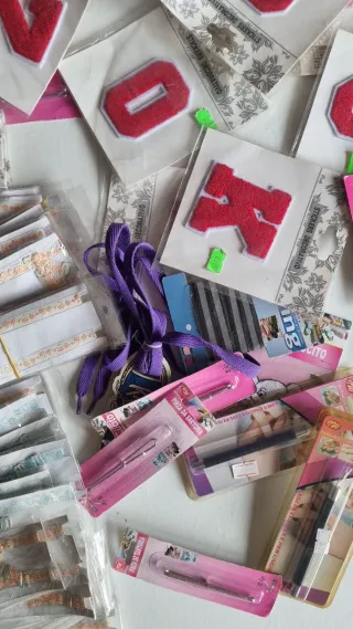 Lotto merceria 107 pezzi: toppe, aghi, ec