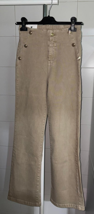 Pantalón beige con botones dorados