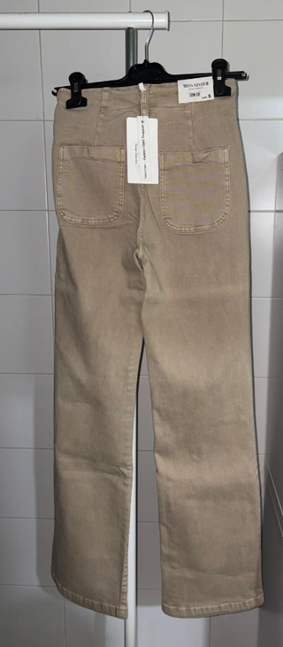 Pantalón beige con botones dorados
