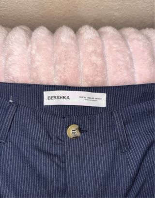 Pantalones de traje azul con rayas blancas