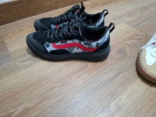 Zapatillas Vans Negras y Rojas