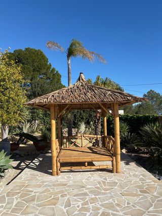 Cama balinesa de bambú