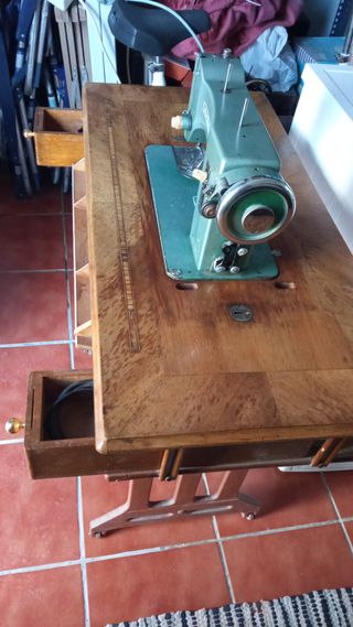 Máquina de coser Wertheim con mueble
