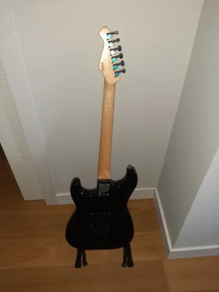 Guitarra Eléctrica Aria Pro II STG y amplificador