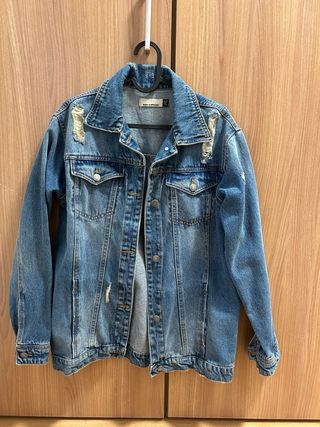 Cazadora vaquera oversize desgastada