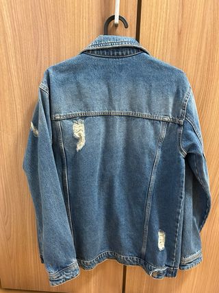 Cazadora vaquera oversize desgastada