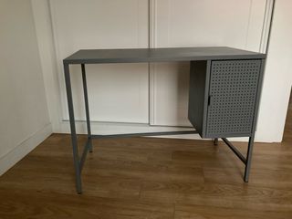 Scrivania in acciaio grigio (leggera) The Masie