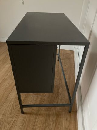 Scrivania in acciaio grigio (leggera) The Masie