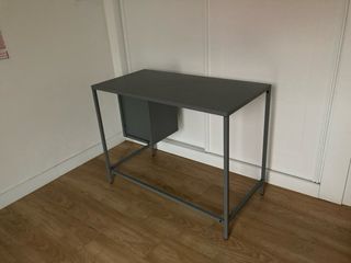 Scrivania in acciaio grigio (leggera) The Masie