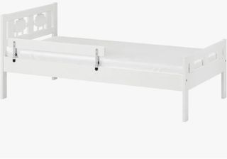 Cama infantil blanca con barandilla y colchón