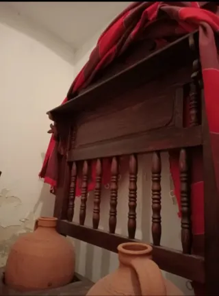 Cantera con 2 cántaros de barro