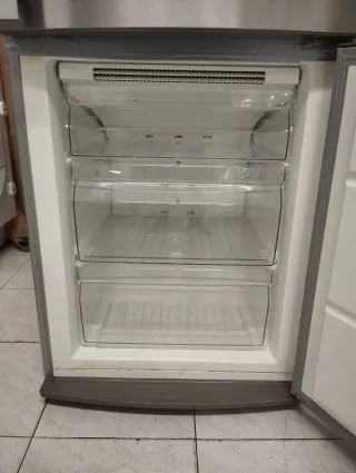 NEVERA MARCA ELECTROLUX plateada