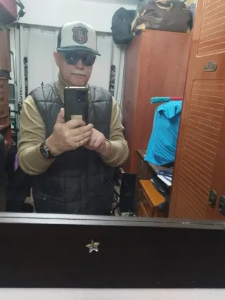 Gorra de béisbol blanca y negra con escudo.