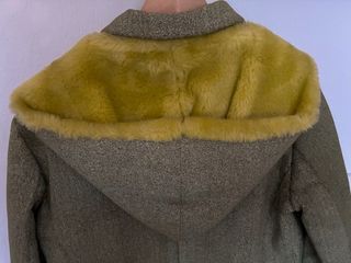 Chaquetón Guess verde y amarillo