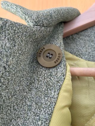 Chaquetón Guess verde y amarillo