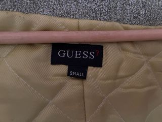 Chaquetón Guess verde y amarillo