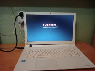 Portátil Toshiba Satellite Blanco
