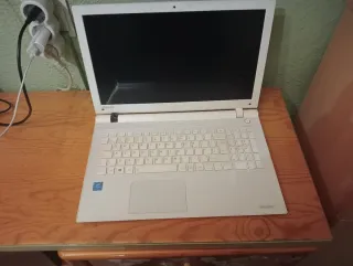 Portátil Toshiba Satellite Blanco