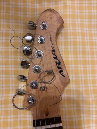 Guitarra Eléctrica Aria STG Series Stratocaster