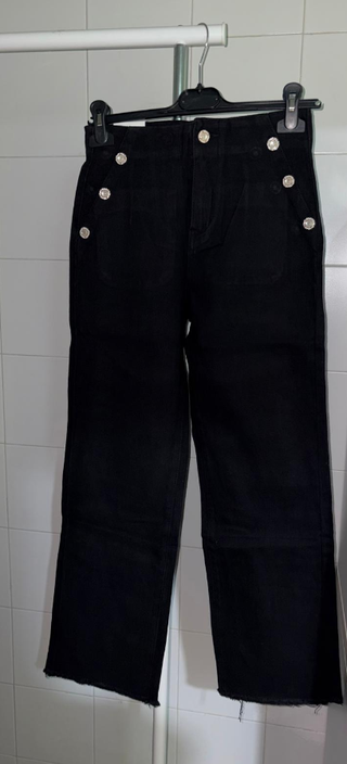 Pantalón negro ancho con botones