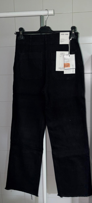 Pantalón negro ancho con botones