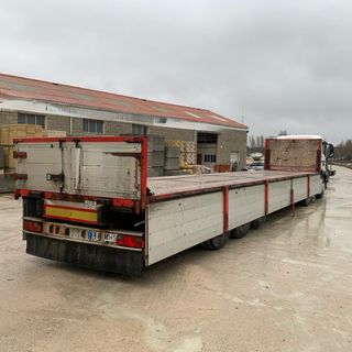 Semirremolque rojo con teleras