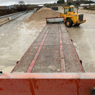 Semirremolque rojo con teleras