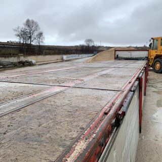 Semirremolque rojo con teleras