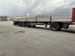 Semirremolque rojo con teleras