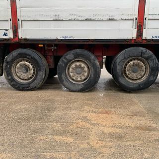 Semirremolque rojo con teleras