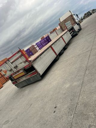 Semirremolque rojo con teleras