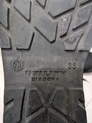 Zapatos de seguridad Diadora negros y amarillos