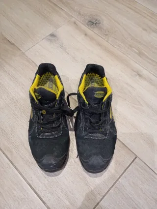 Zapatos de seguridad Diadora negros y amarillos