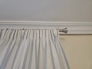 Cortina habitación blanca y celeste