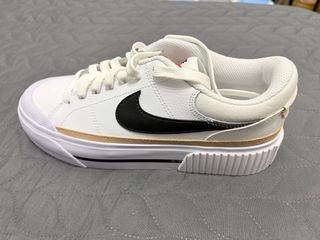 Zapatillas Nike Blancas y Negras