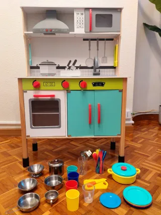 Cocina de madera de juguete con accesorios