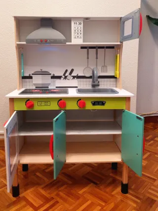 Cocina de madera de juguete con accesorios