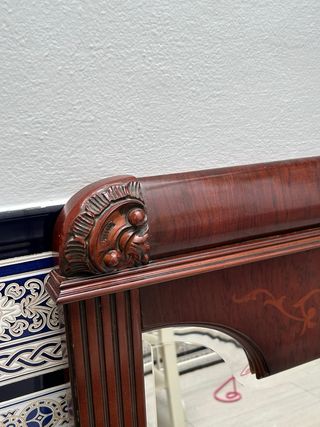 Espejo de madera con detalles dorados