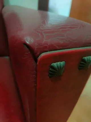 Sofá de piel rojo. Negociable