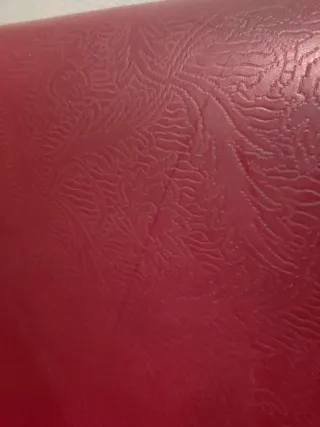 Sofá de piel rojo. Negociable