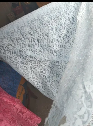 Pizzo azzurro con motivo floreale