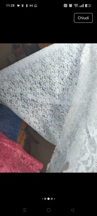 Pizzo azzurro con motivo floreale