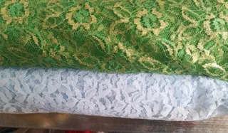 Pizzo azzurro con motivo floreale