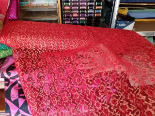 Pizzo azzurro con motivo floreale