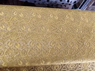 Pizzo azzurro con motivo floreale