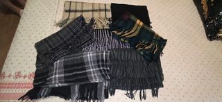 Lotto di 7 sciarpe e foulard. Mai usate.