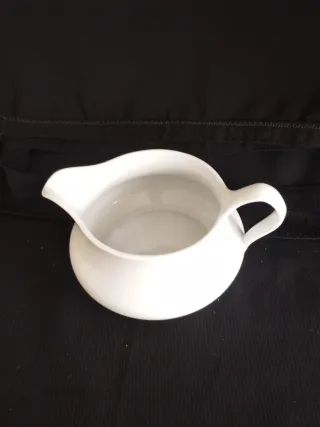 Salsera de porcelana blanca