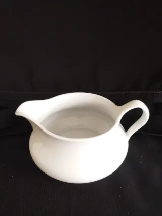 Salsera de porcelana blanca